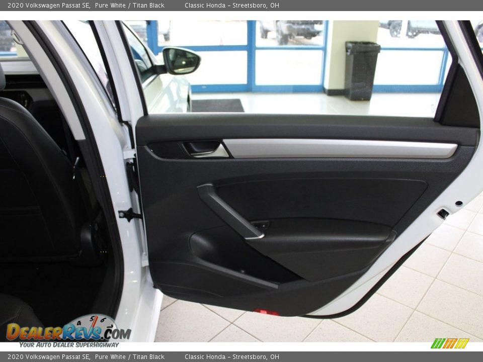 Door Panel of 2020 Volkswagen Passat SE Photo #17