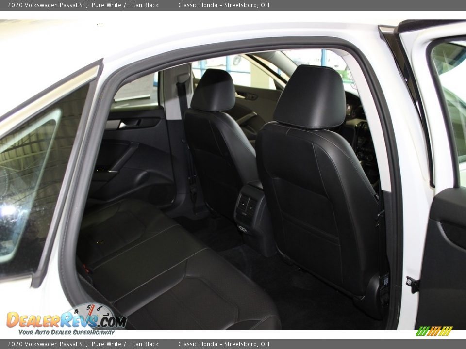 2020 Volkswagen Passat SE Pure White / Titan Black Photo #18