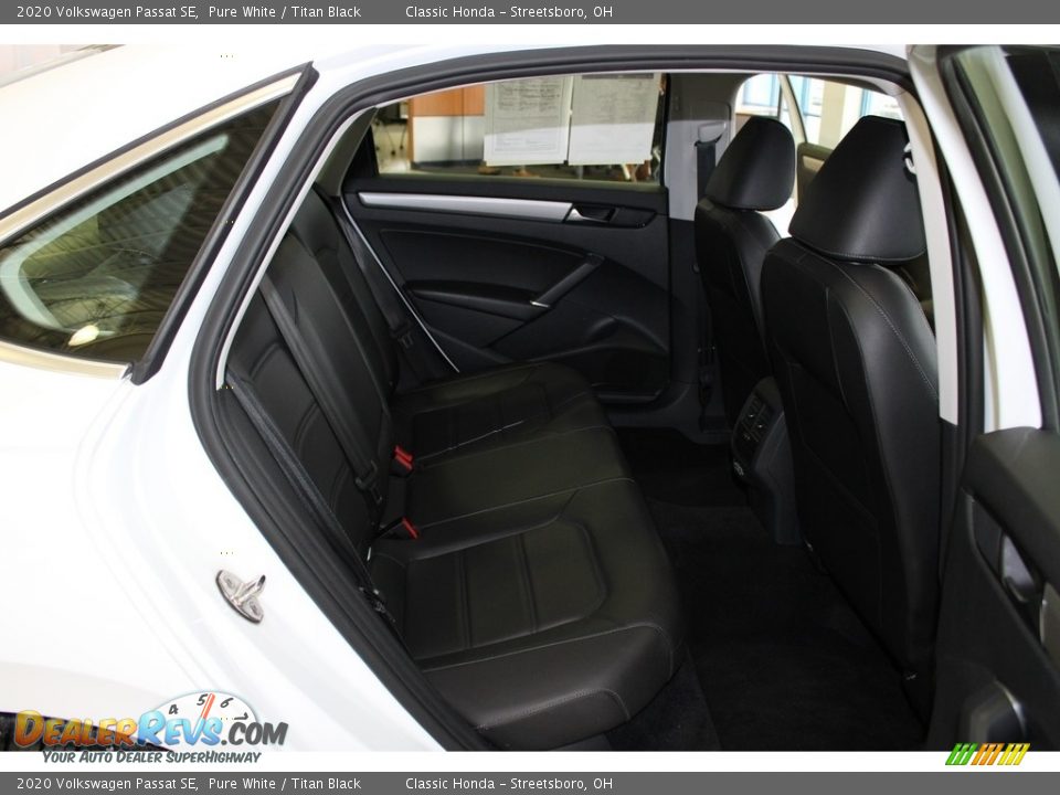 2020 Volkswagen Passat SE Pure White / Titan Black Photo #19