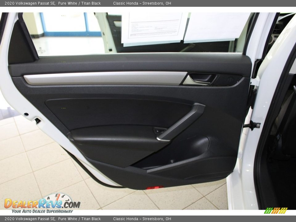 Door Panel of 2020 Volkswagen Passat SE Photo #22