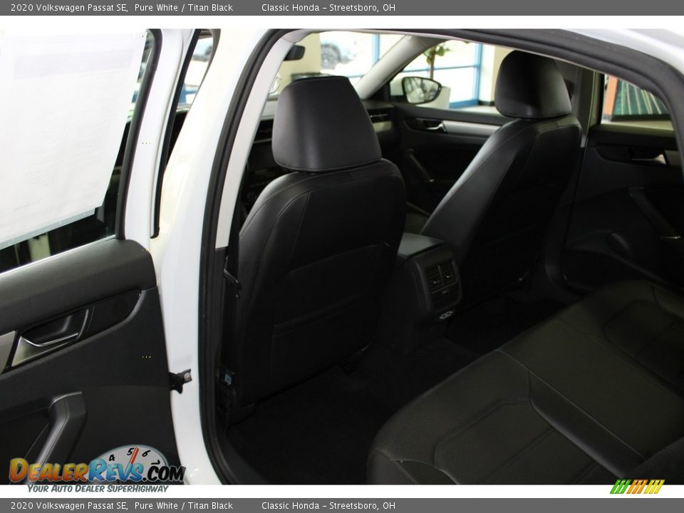 2020 Volkswagen Passat SE Pure White / Titan Black Photo #23