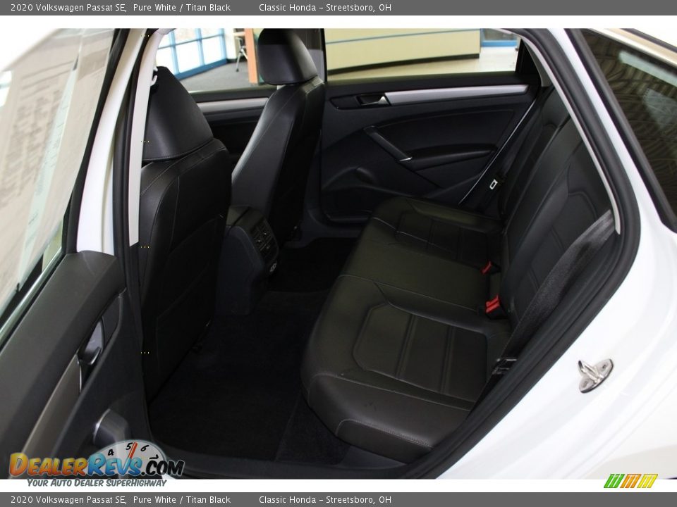 2020 Volkswagen Passat SE Pure White / Titan Black Photo #24