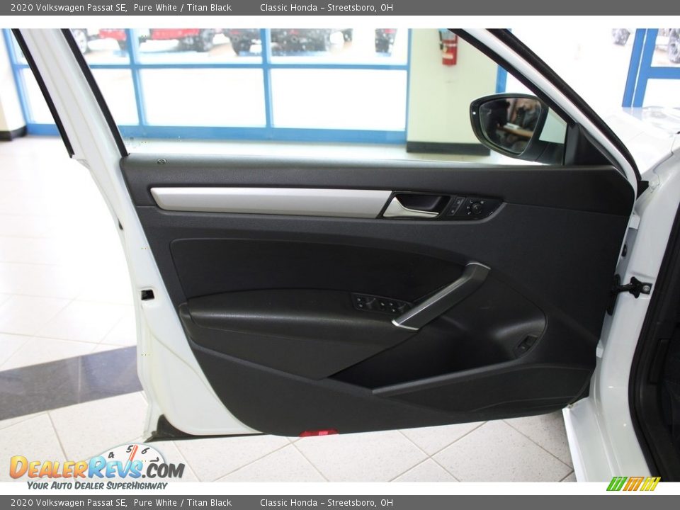 Door Panel of 2020 Volkswagen Passat SE Photo #25