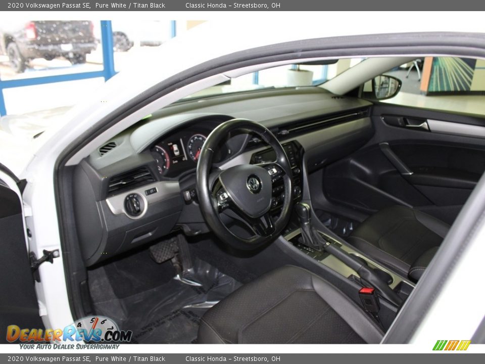 Front Seat of 2020 Volkswagen Passat SE Photo #26
