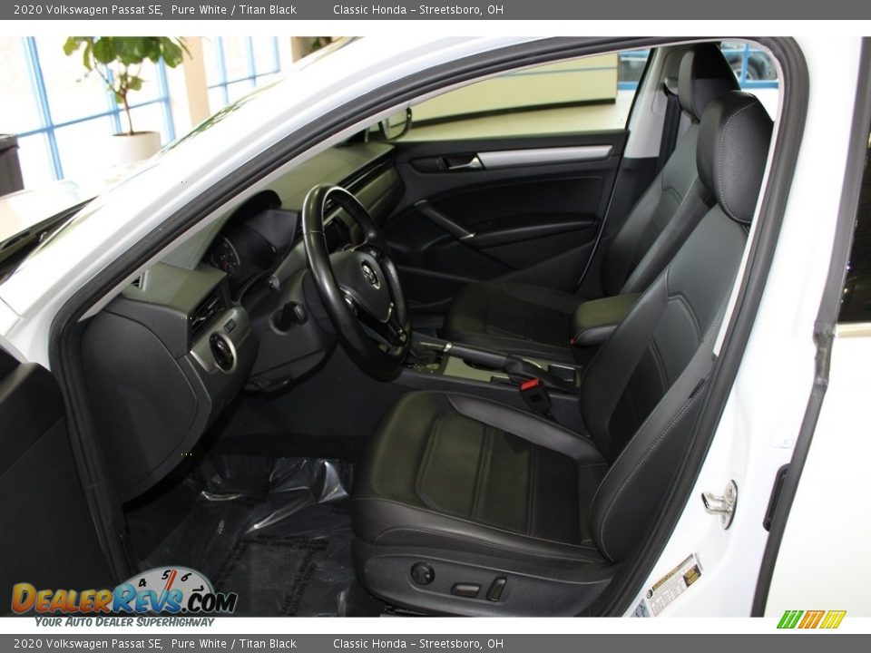 Front Seat of 2020 Volkswagen Passat SE Photo #27