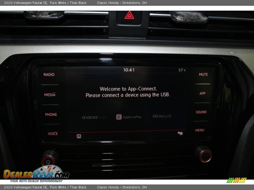 2020 Volkswagen Passat SE Pure White / Titan Black Photo #34