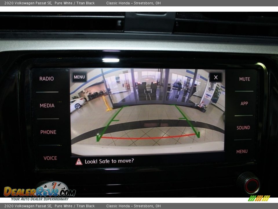 2020 Volkswagen Passat SE Pure White / Titan Black Photo #35