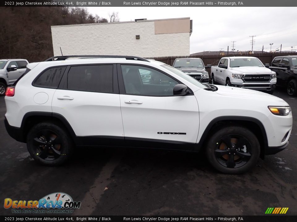 2023 Jeep Cherokee Altitude Lux 4x4 Bright White / Black Photo #7