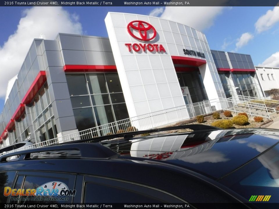 2016 Toyota Land Cruiser 4WD Midnight Black Metallic / Terra Photo #3