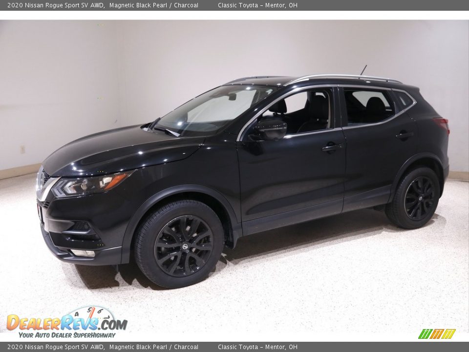 Front 3/4 View of 2020 Nissan Rogue Sport SV AWD Photo #3