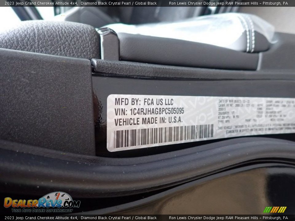 2023 Jeep Grand Cherokee Altitude 4x4 Diamond Black Crystal Pearl / Global Black Photo #14