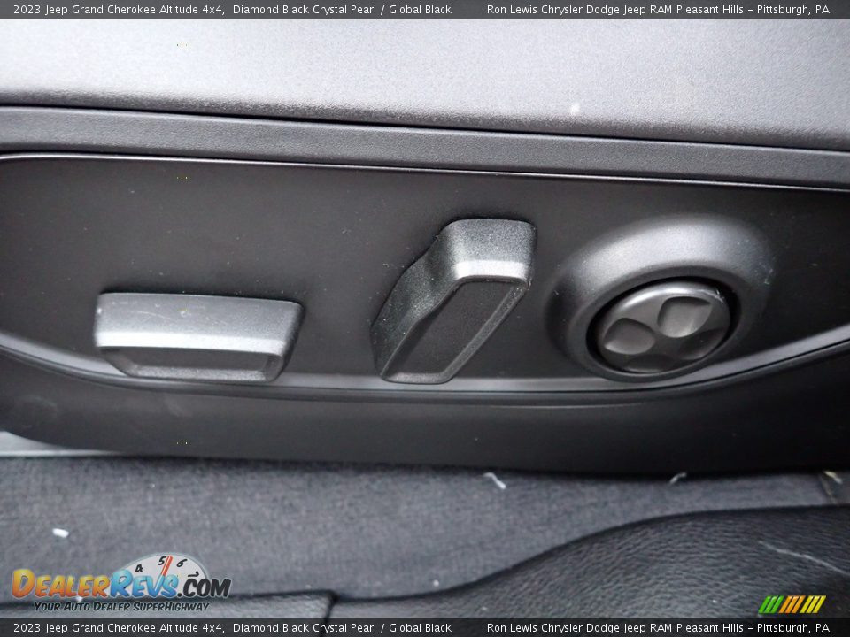 2023 Jeep Grand Cherokee Altitude 4x4 Diamond Black Crystal Pearl / Global Black Photo #16