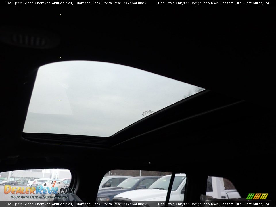 2023 Jeep Grand Cherokee Altitude 4x4 Diamond Black Crystal Pearl / Global Black Photo #17