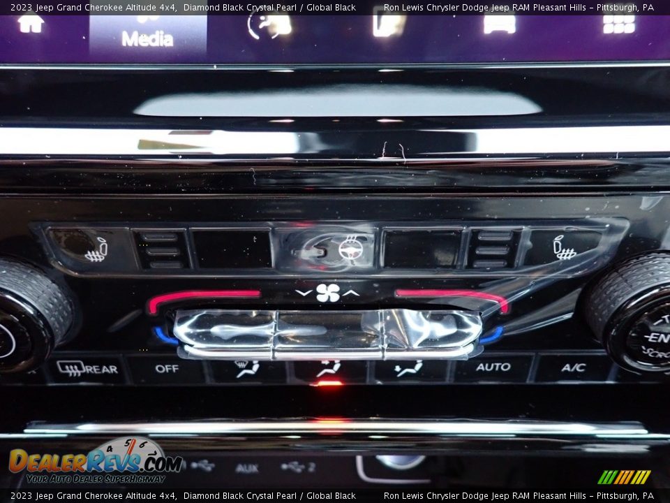 2023 Jeep Grand Cherokee Altitude 4x4 Diamond Black Crystal Pearl / Global Black Photo #18