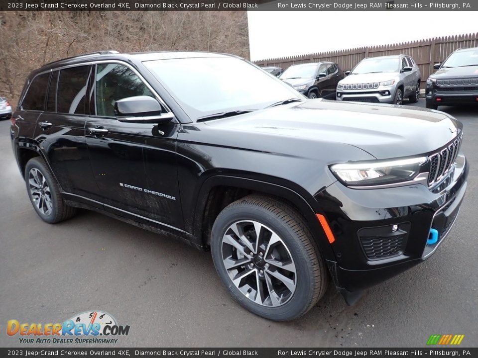Front 3/4 View of 2023 Jeep Grand Cherokee Overland 4XE Photo #8
