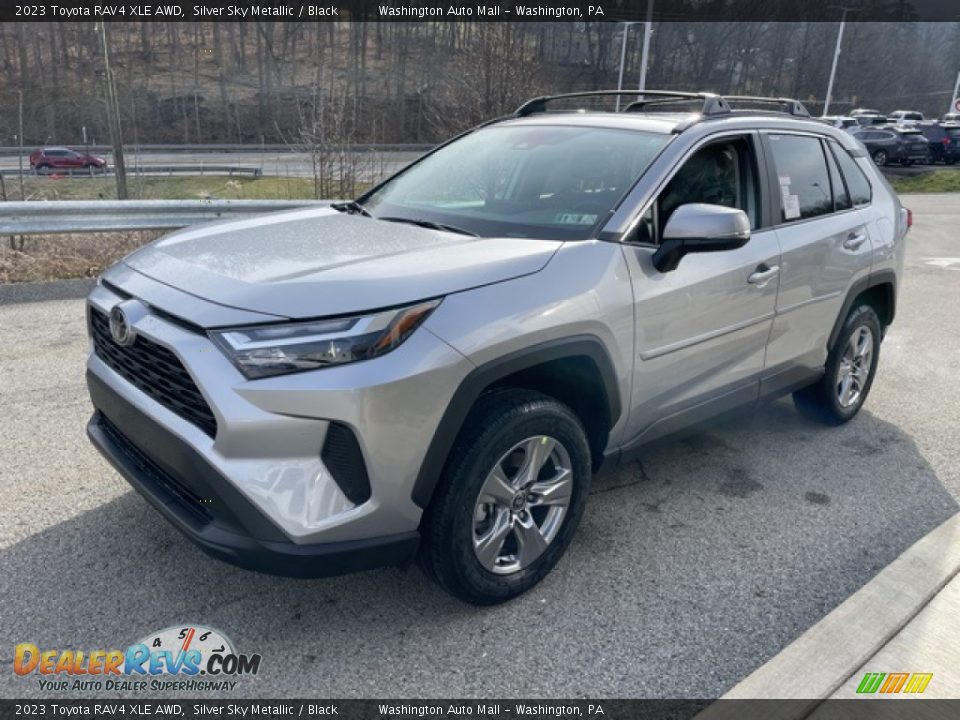 Front 3/4 View of 2023 Toyota RAV4 XLE AWD Photo #7