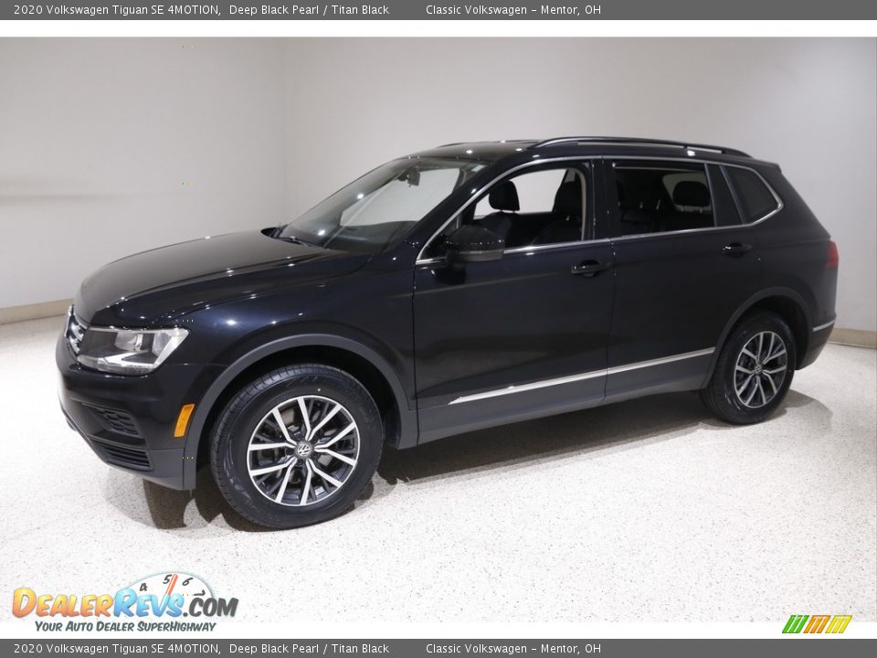 Front 3/4 View of 2020 Volkswagen Tiguan SE 4MOTION Photo #3