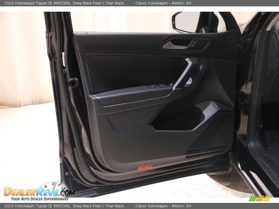 Door Panel of 2020 Volkswagen Tiguan SE 4MOTION Photo #4