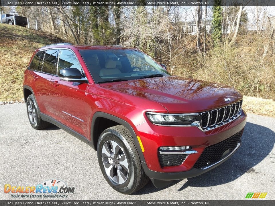 Front 3/4 View of 2023 Jeep Grand Cherokee 4XE Photo #6