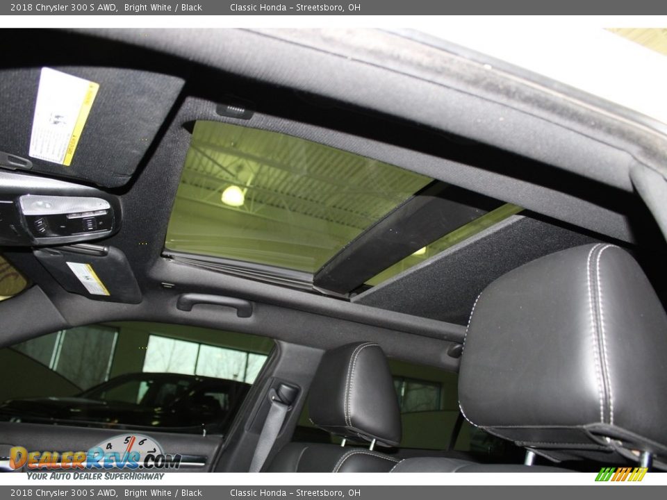 2018 Chrysler 300 S AWD Bright White / Black Photo #30