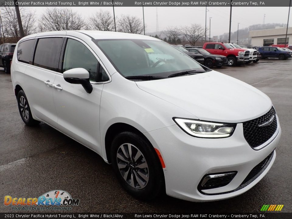 Front 3/4 View of 2023 Chrysler Pacifica Hybrid Touring L Photo #7