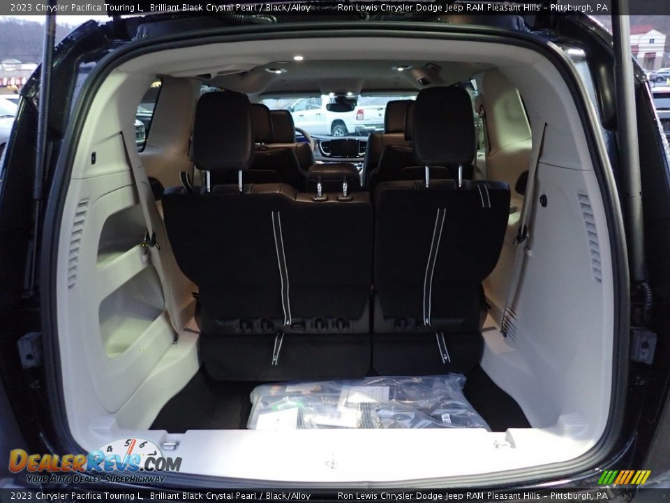 2023 Chrysler Pacifica Touring L Trunk Photo #4