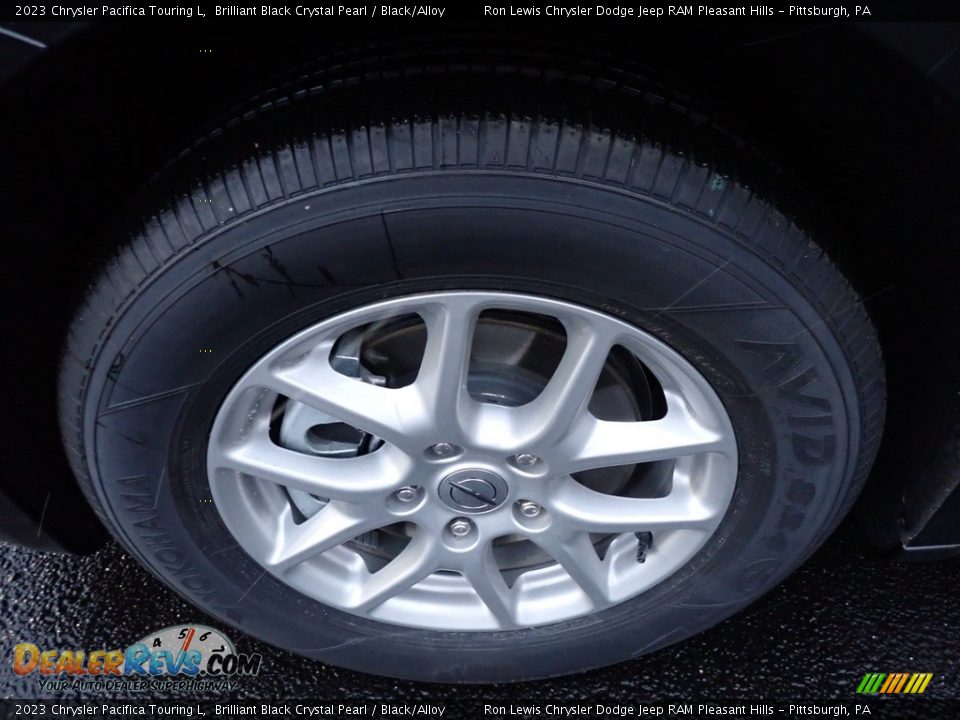 2023 Chrysler Pacifica Touring L Wheel Photo #10