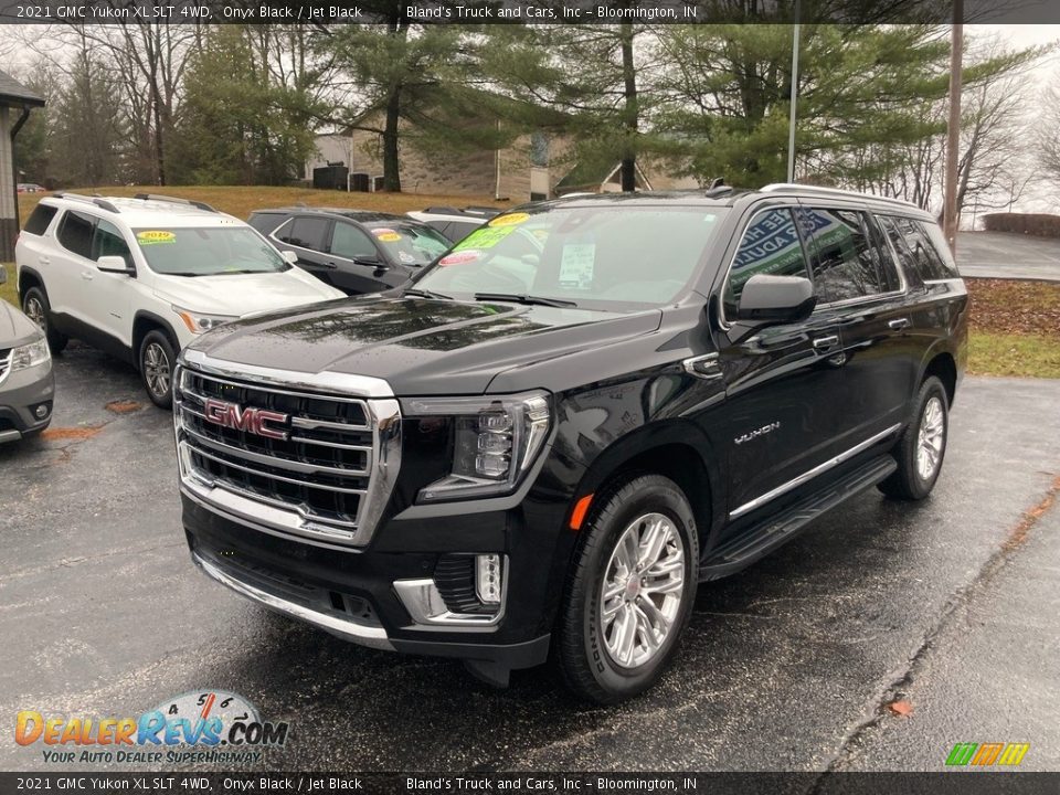 Front 3/4 View of 2021 GMC Yukon XL SLT 4WD Photo #2