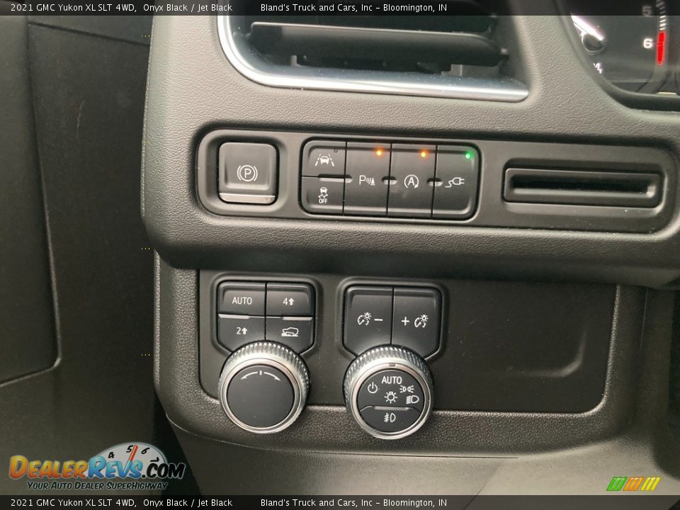 Controls of 2021 GMC Yukon XL SLT 4WD Photo #18