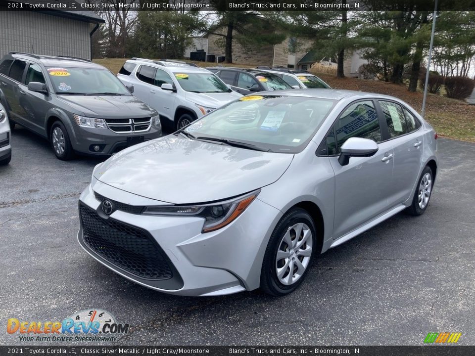 Front 3/4 View of 2021 Toyota Corolla LE Photo #2