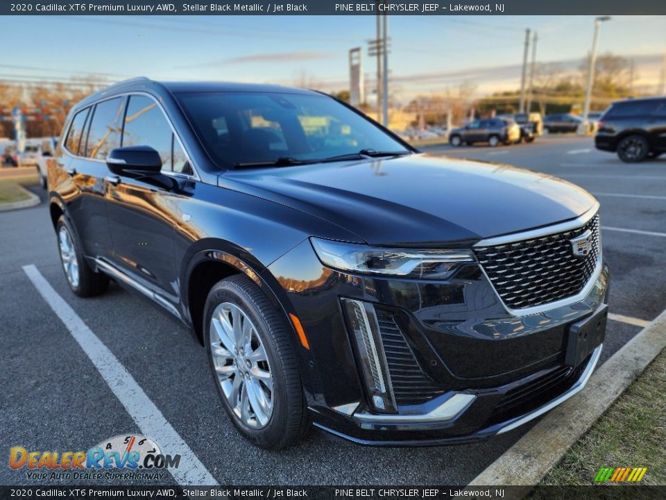 Front 3/4 View of 2020 Cadillac XT6 Premium Luxury AWD Photo #3