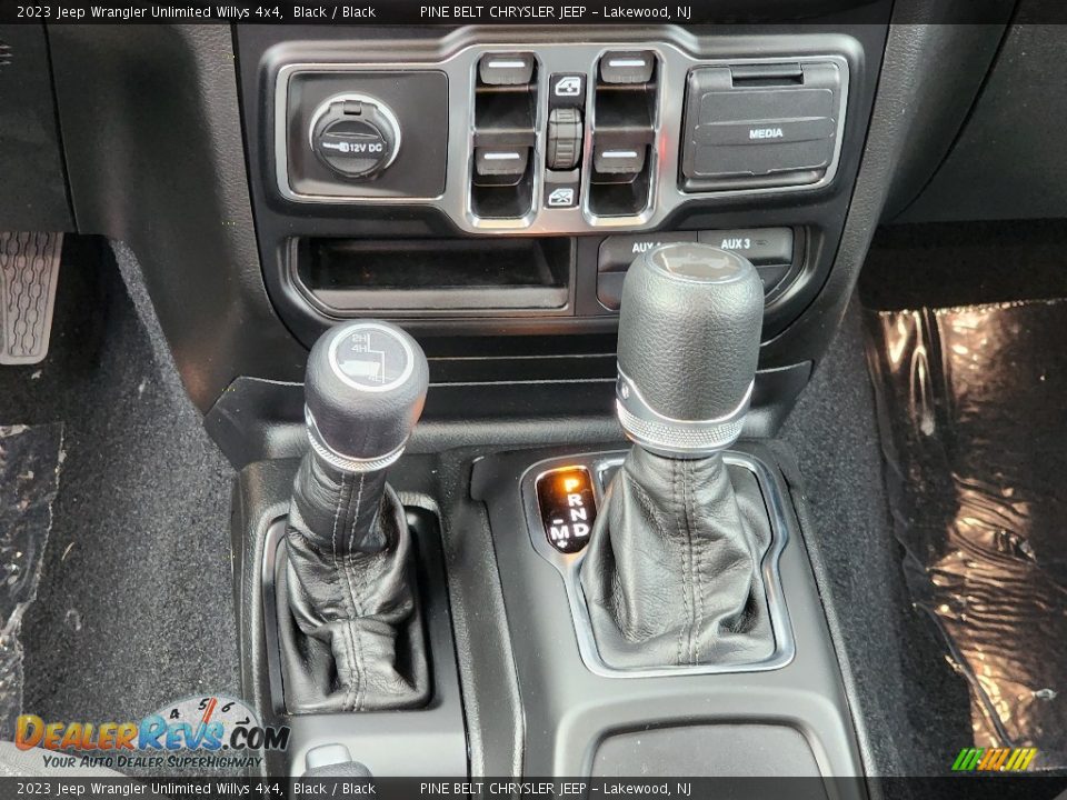 2023 Jeep Wrangler Unlimited Willys 4x4 Shifter Photo #12