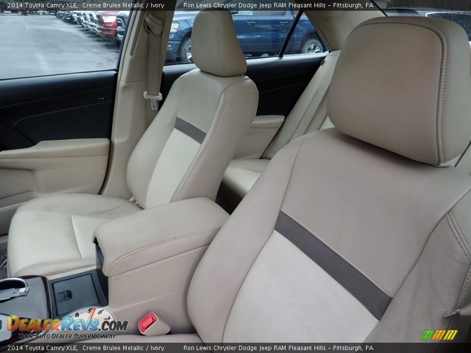 2014 Toyota Camry XLE Creme Brulee Metallic / Ivory Photo #11