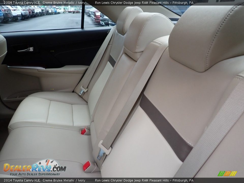 2014 Toyota Camry XLE Creme Brulee Metallic / Ivory Photo #12