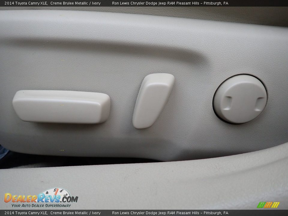 2014 Toyota Camry XLE Creme Brulee Metallic / Ivory Photo #16