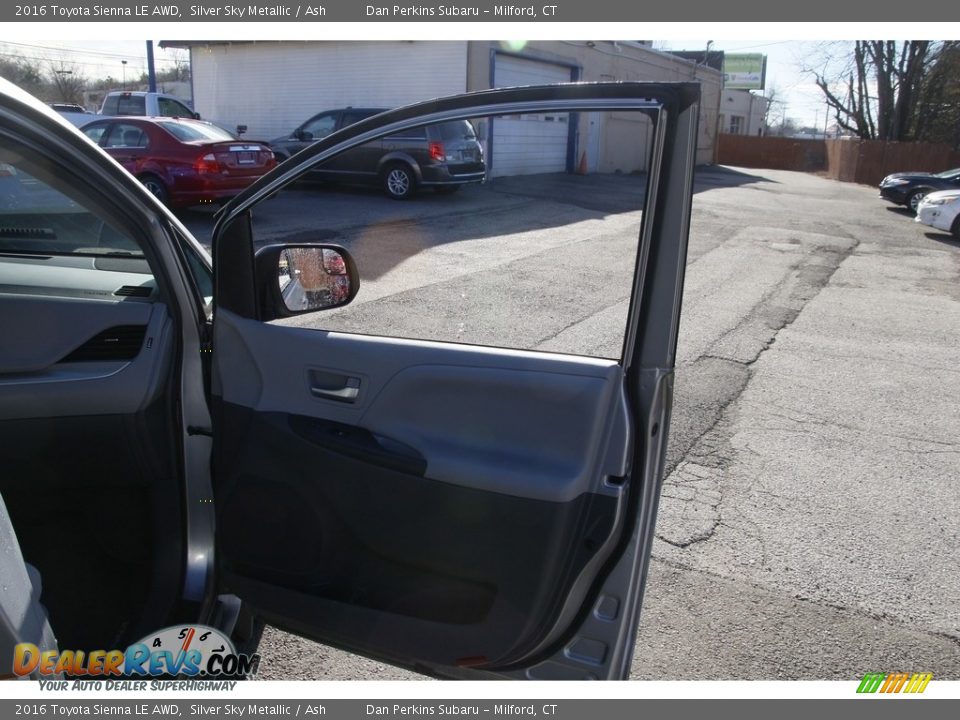 2016 Toyota Sienna LE AWD Silver Sky Metallic / Ash Photo #15