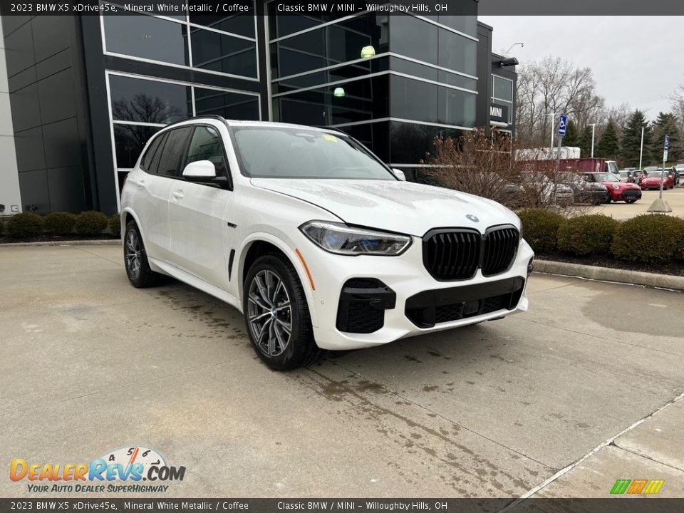 Mineral White Metallic 2023 BMW X5 xDrive45e Photo #1