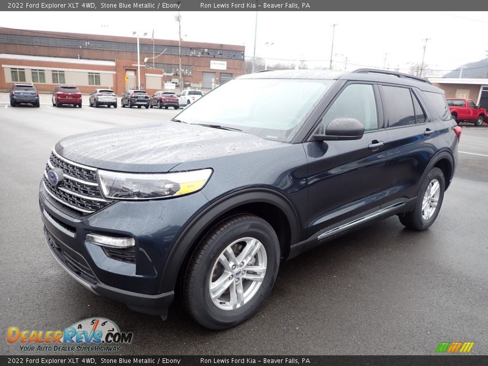 Front 3/4 View of 2022 Ford Explorer XLT 4WD Photo #4