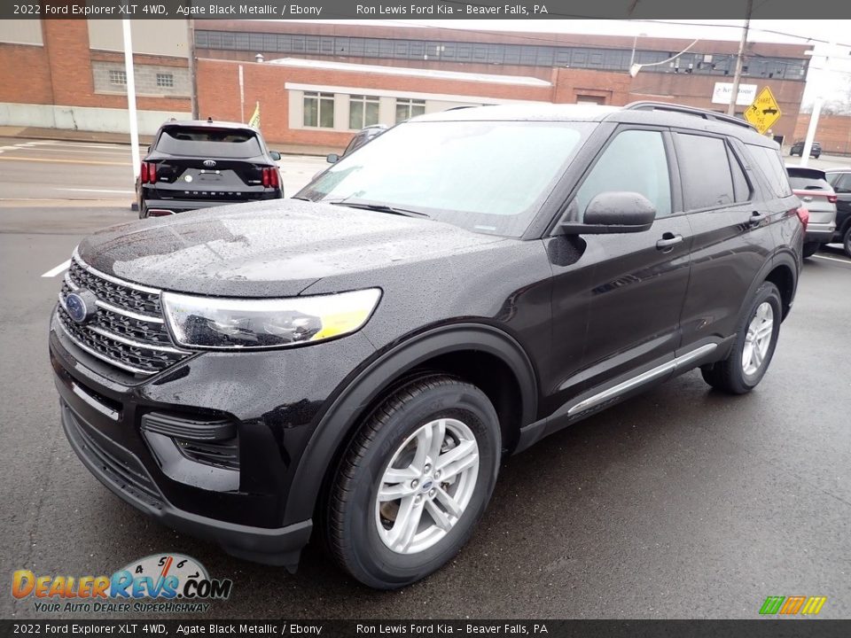 Front 3/4 View of 2022 Ford Explorer XLT 4WD Photo #4