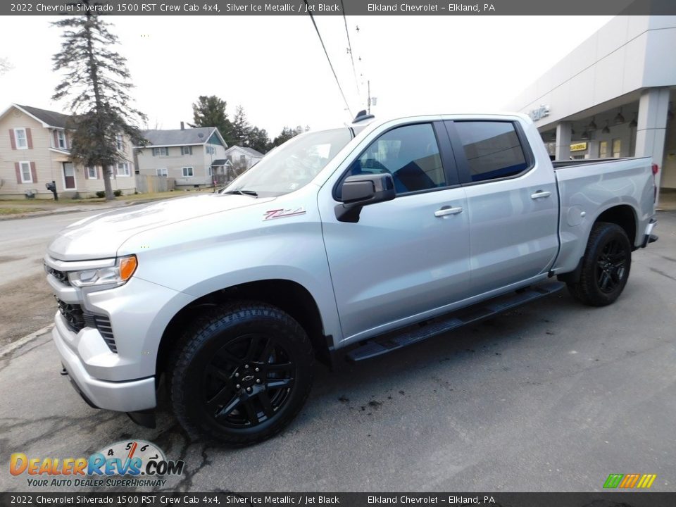 Front 3/4 View of 2022 Chevrolet Silverado 1500 RST Crew Cab 4x4 Photo #1