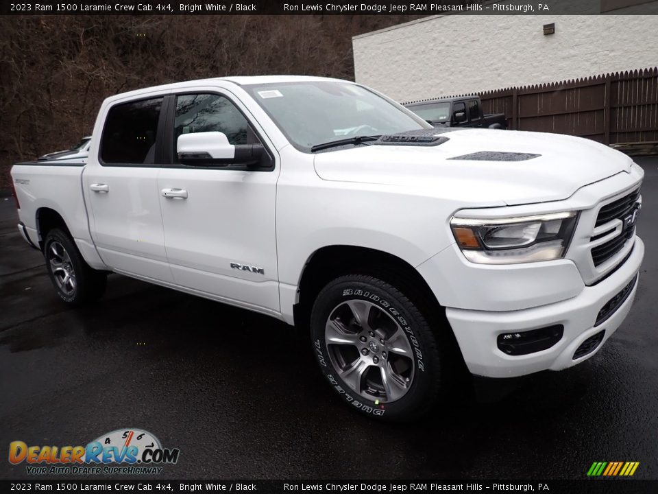 Front 3/4 View of 2023 Ram 1500 Laramie Crew Cab 4x4 Photo #8