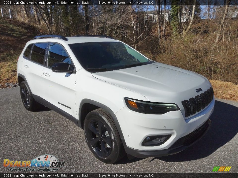 Front 3/4 View of 2023 Jeep Cherokee Altitude Lux 4x4 Photo #4