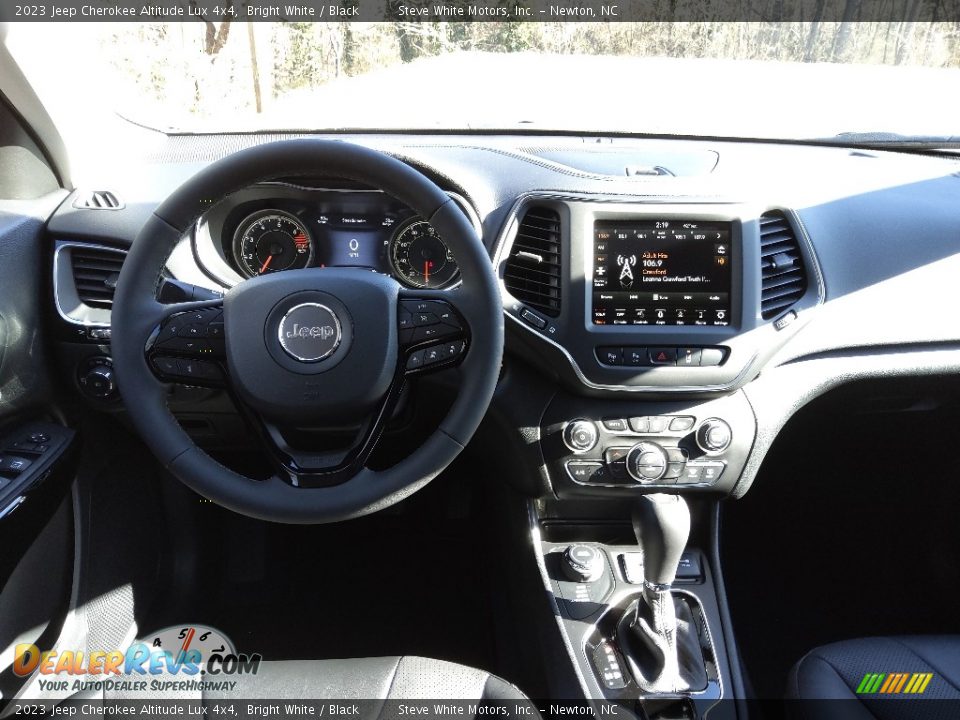 2023 Jeep Cherokee Altitude Lux 4x4 Bright White / Black Photo #17