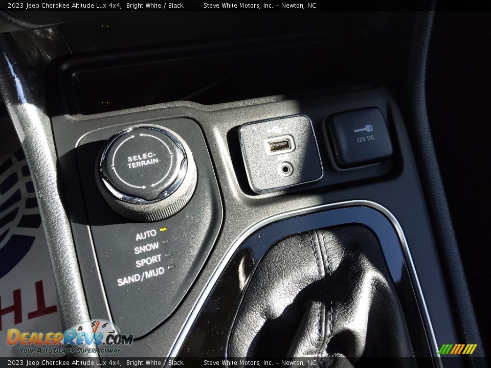 Controls of 2023 Jeep Cherokee Altitude Lux 4x4 Photo #28