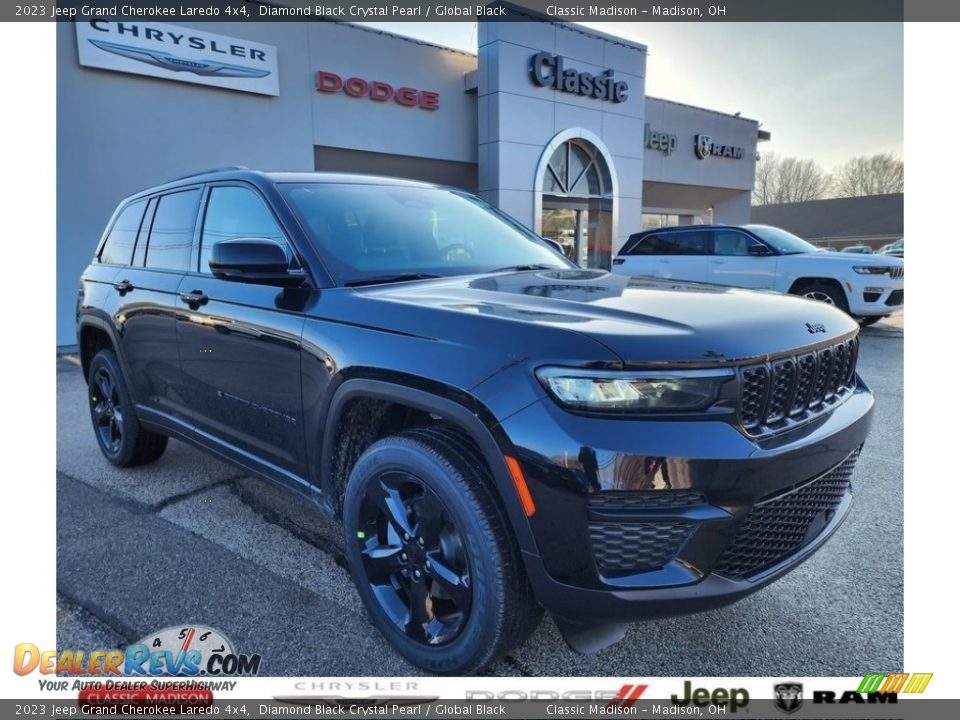 2023 Jeep Grand Cherokee Laredo 4x4 Diamond Black Crystal Pearl / Global Black Photo #1