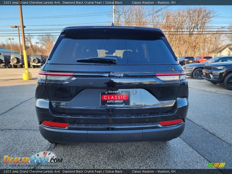 2023 Jeep Grand Cherokee Laredo 4x4 Diamond Black Crystal Pearl / Global Black Photo #10