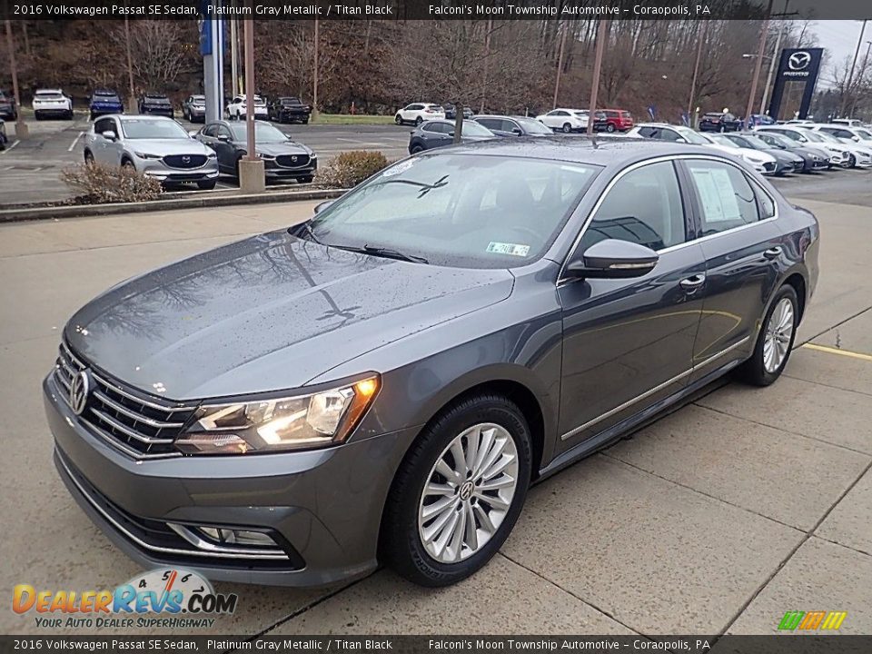 Front 3/4 View of 2016 Volkswagen Passat SE Sedan Photo #7