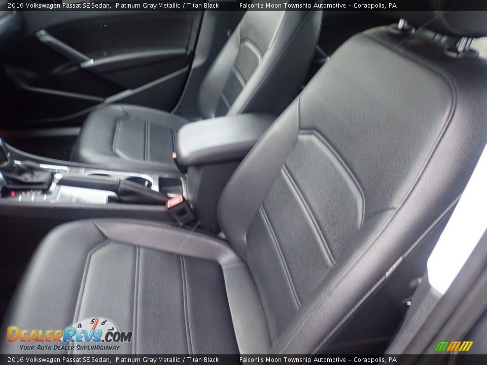 Front Seat of 2016 Volkswagen Passat SE Sedan Photo #16