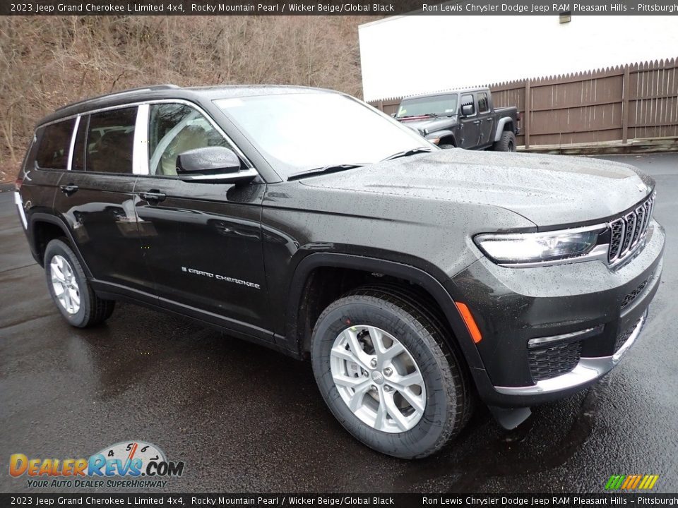 Front 3/4 View of 2023 Jeep Grand Cherokee L Limited 4x4 Photo #8