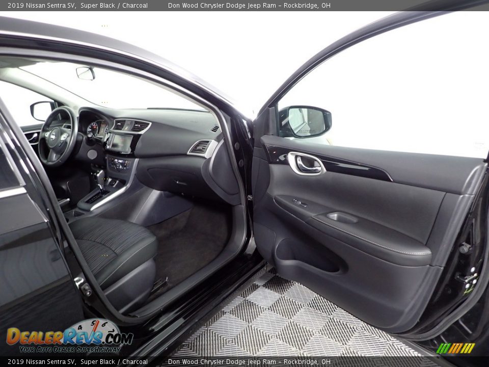 2019 Nissan Sentra SV Super Black / Charcoal Photo #25